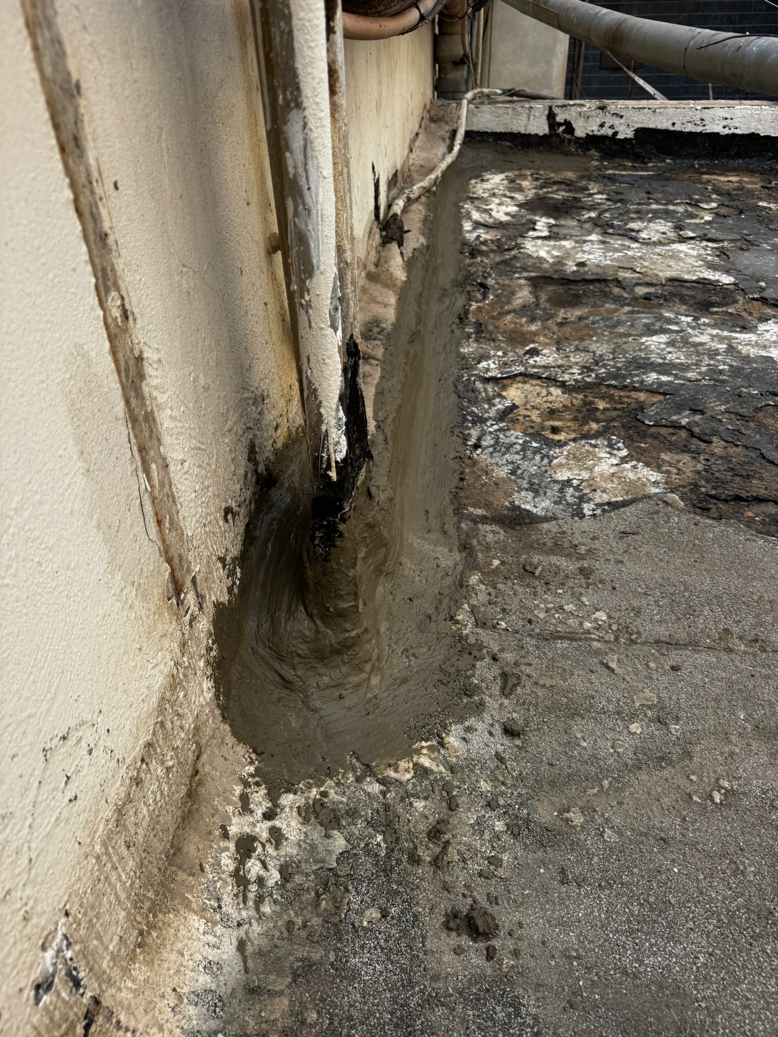 מומחה לאיטום גגות בחולון – רולקה בבסיס הקיר למניעת חדירת מים בגג ברחוב סוקולוב