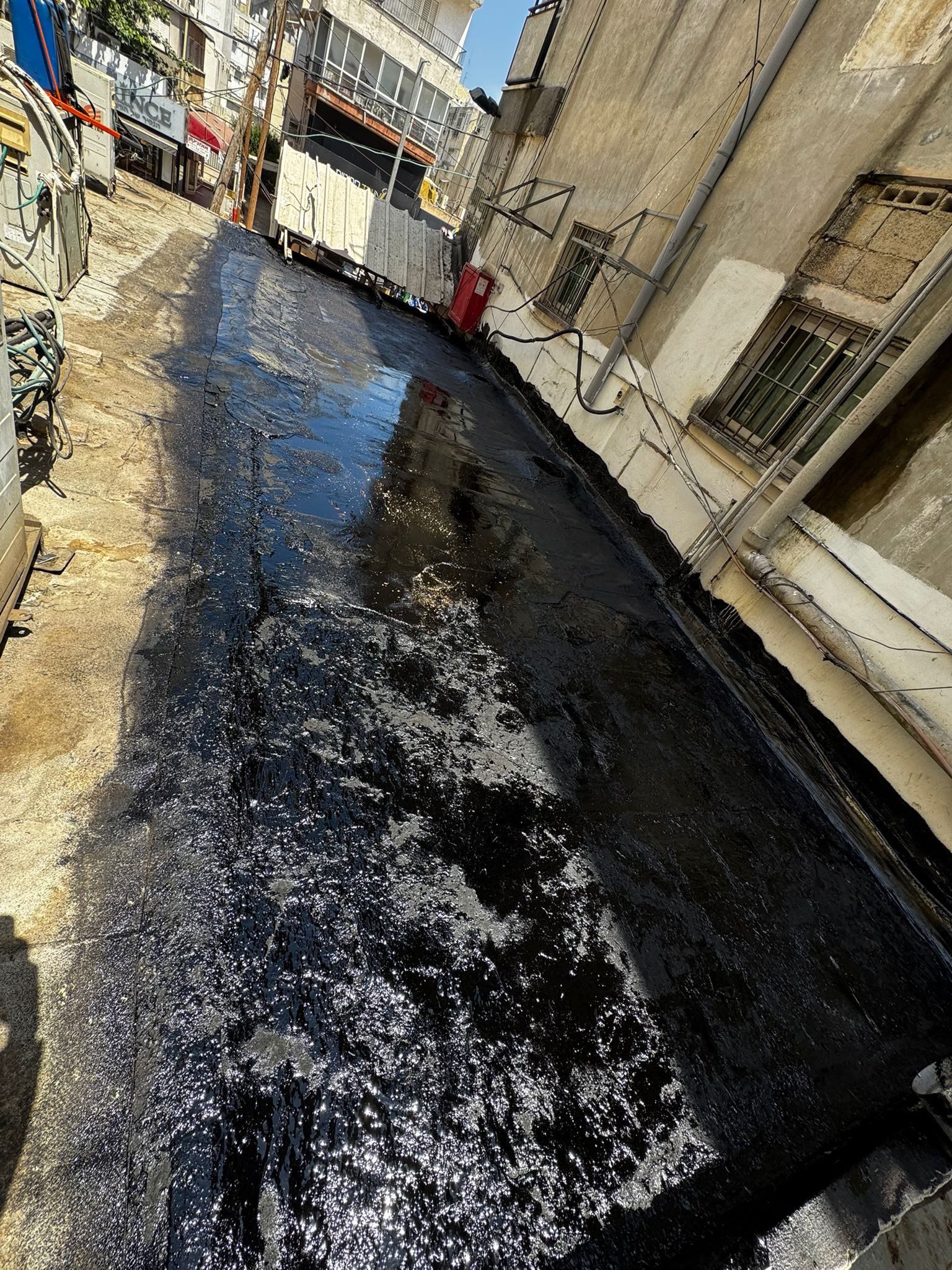 מומחה לאיטום גגות בחולון – יישום פריימר על גג ברחוב סוקולוב כהכנה לאיטום מלא