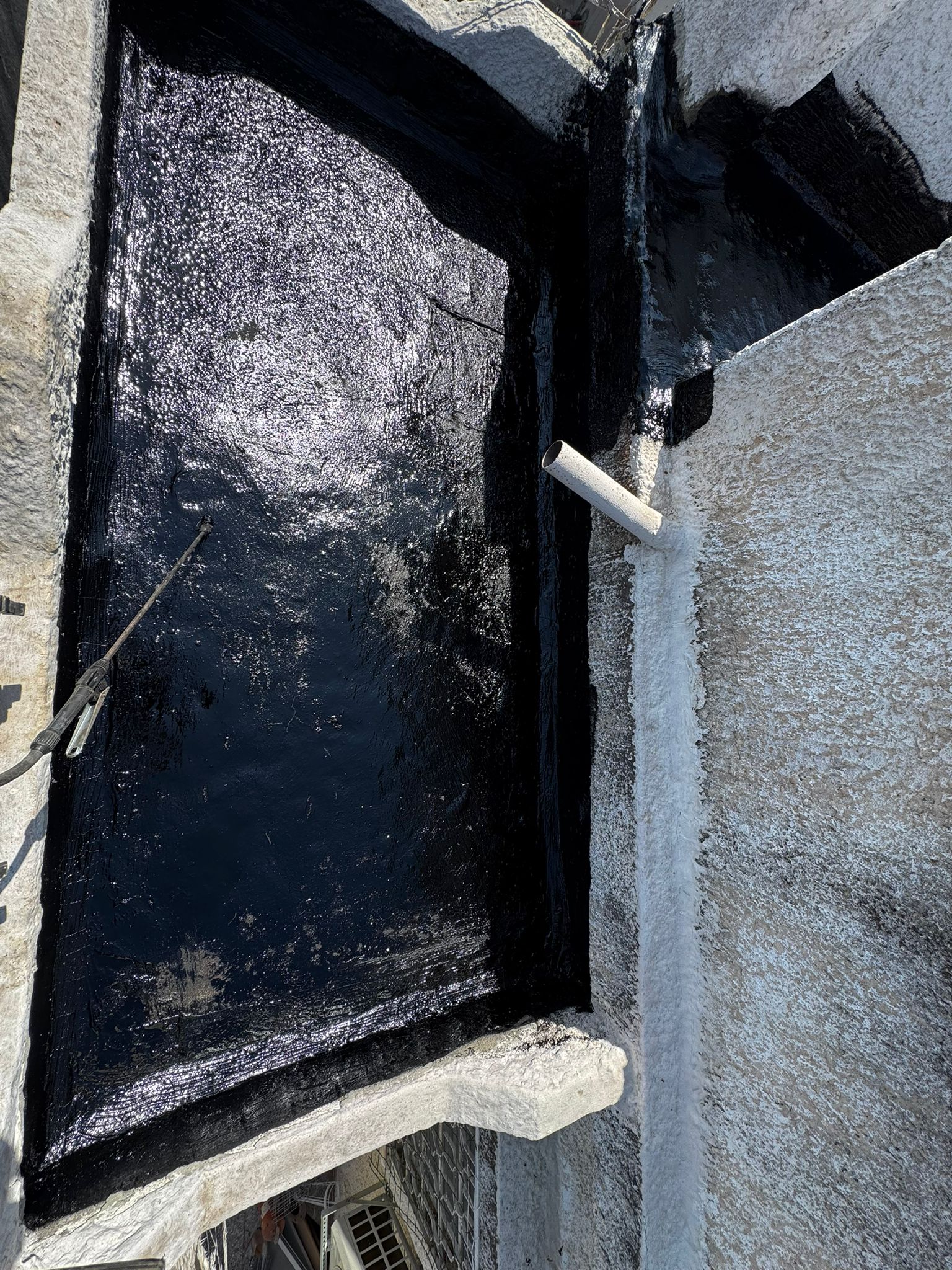 איטום ביטומני שחור באזור מרזב צדדי בחולון – רחוב יפו 25