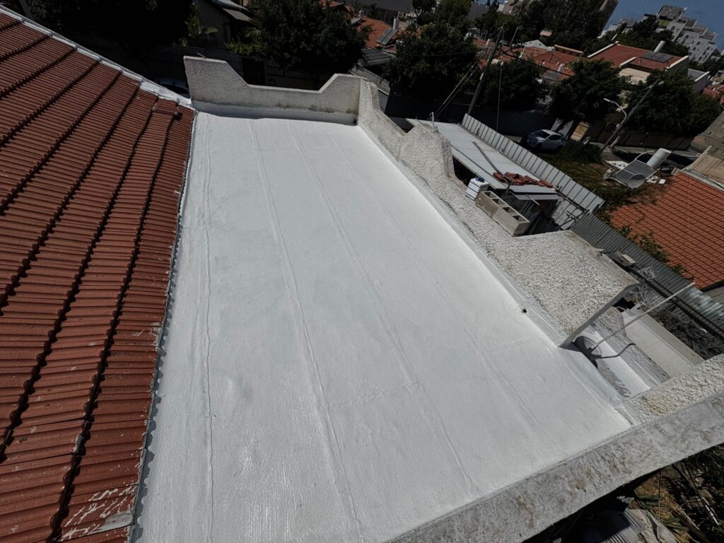 איטום גגות בחולון – גג מצופה יריעות ביטומניות ואקריל-פז לבן ברחוב יפו 25