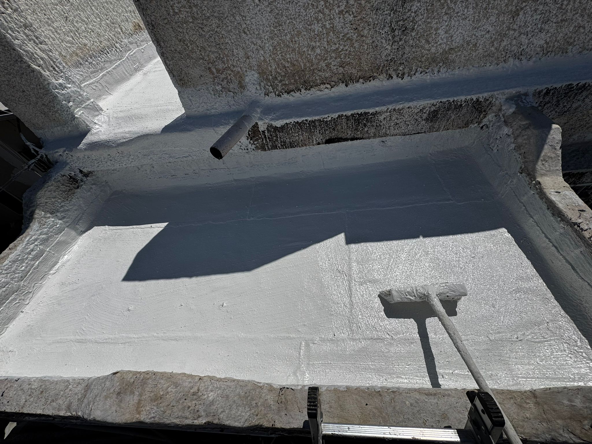 שכבת איטום אקריל-פז לבנה באזור מרזב בחולון – רחוב יפו 25