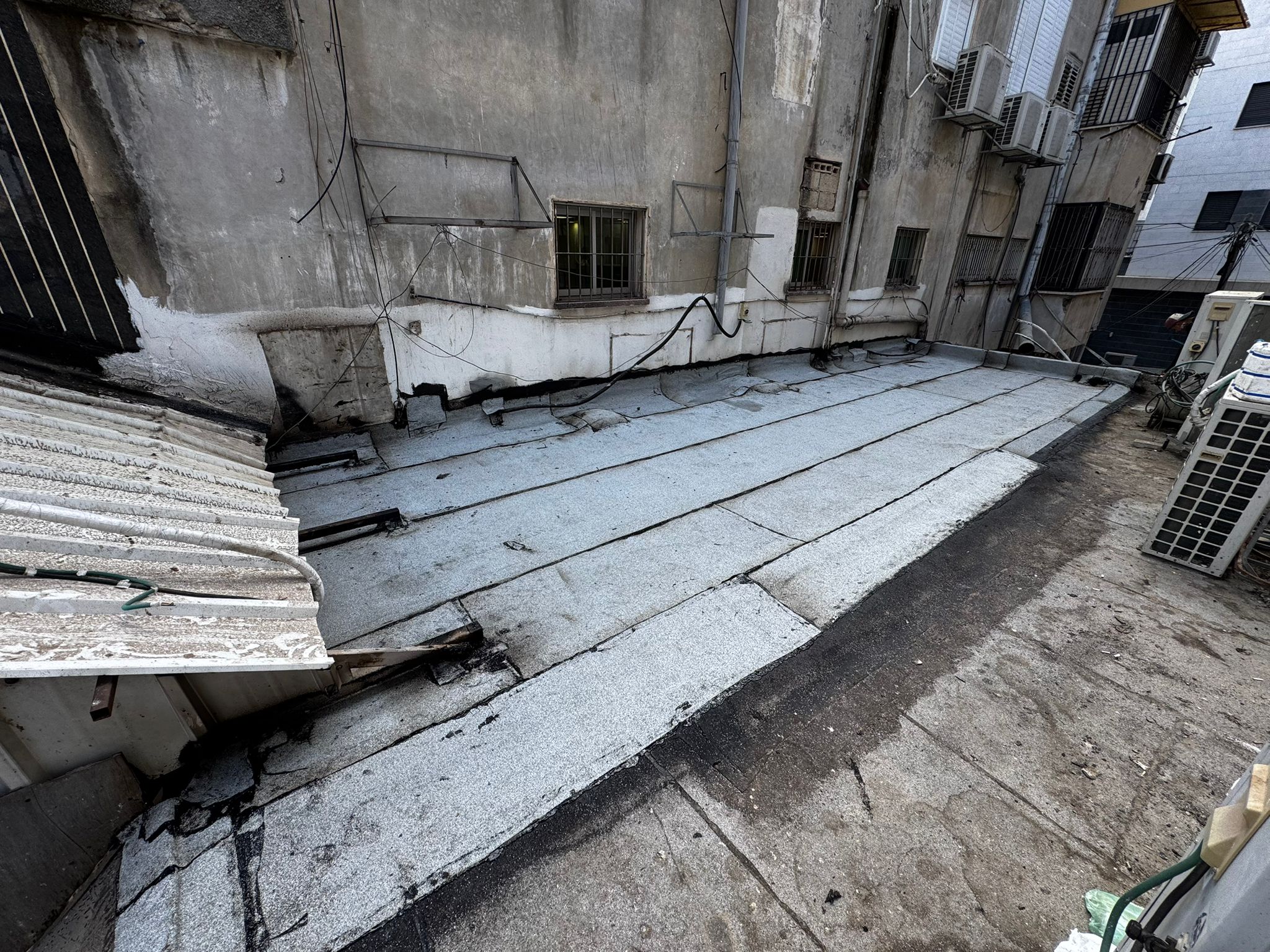 מומחה לאיטום גגות בחולון – סיום הנחת יריעות ביטומניות לפני ציפוי אקריל פז ברחוב סוקולוב