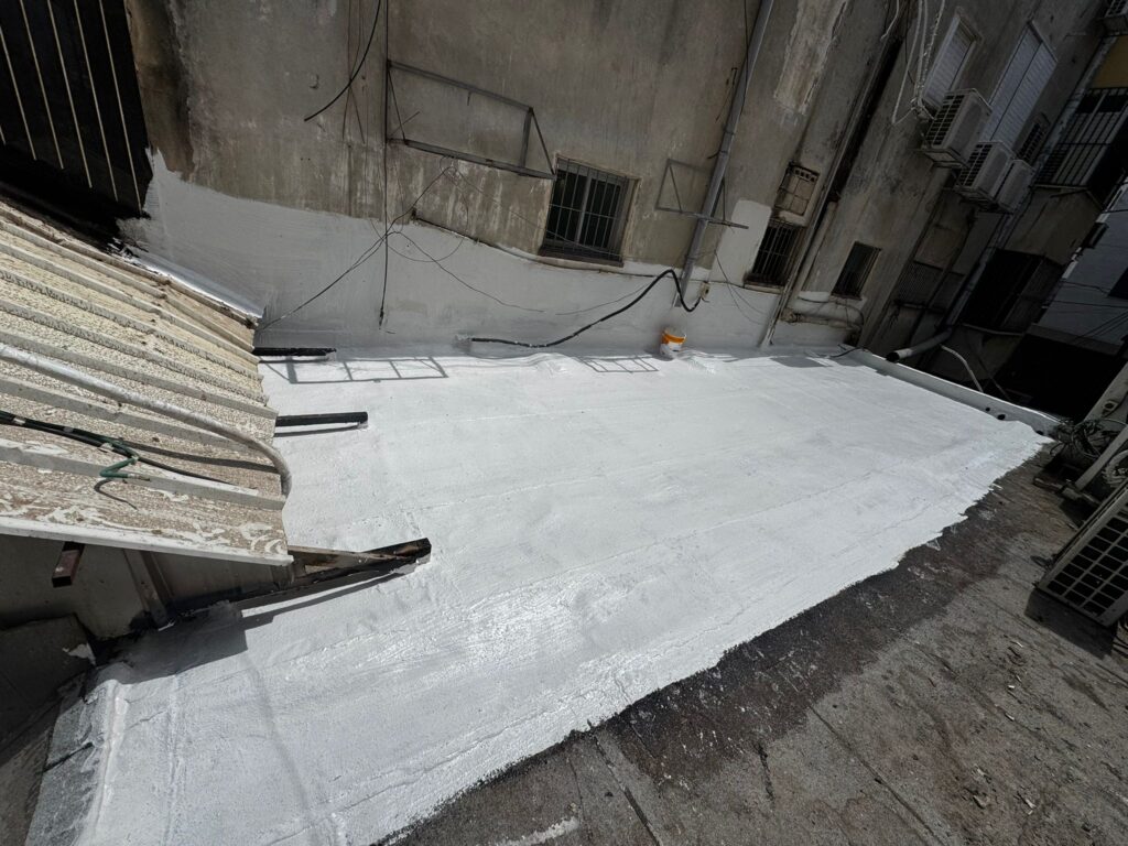 מומחה לאיטום גגות בחולון – שכבת אקריל פז שנייה על גג ברחוב סוקולוב להגנה מלאה