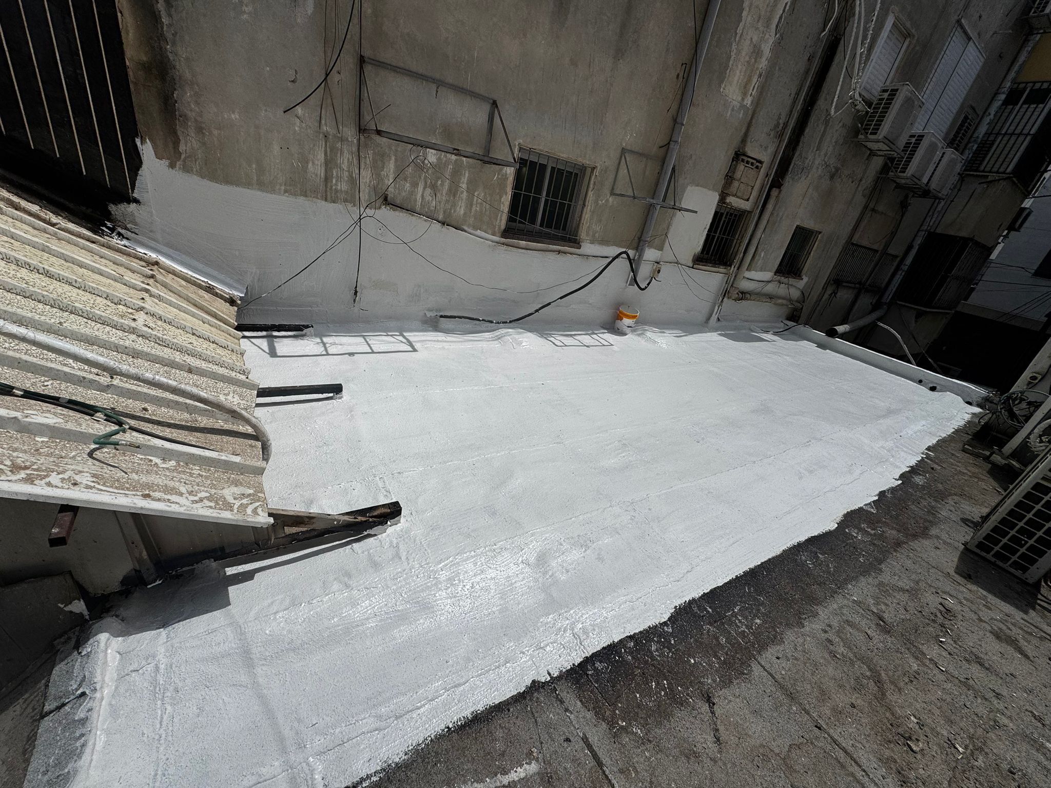 מומחה לאיטום גגות בחולון – שכבת אקריל פז שנייה על גג ברחוב סוקולוב להגנה מלאה