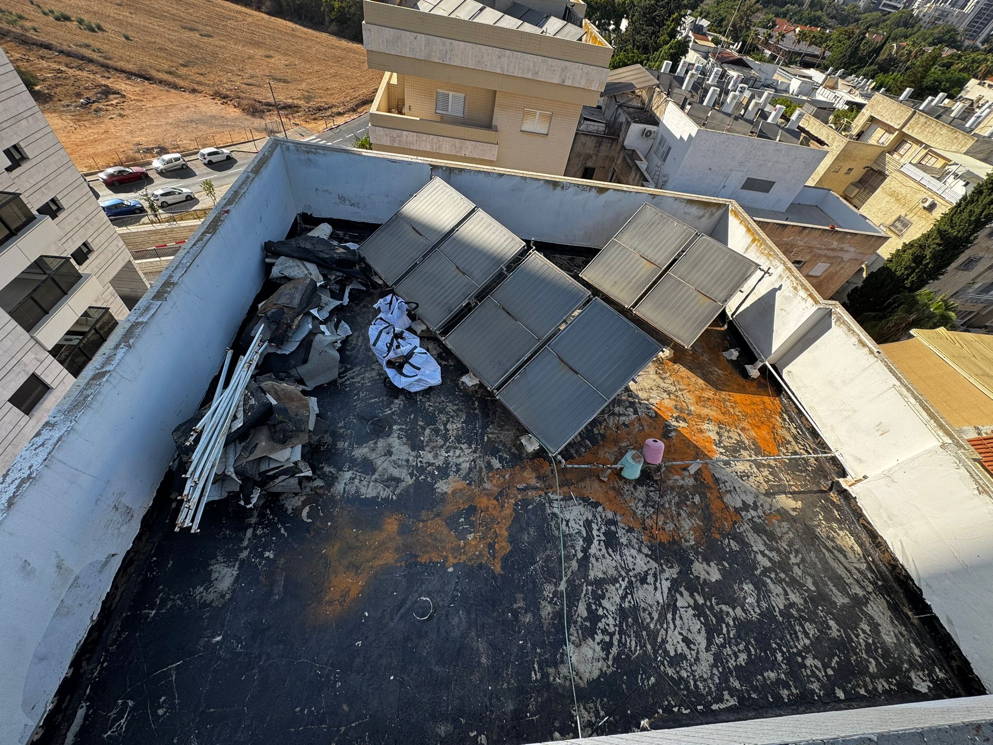 איטום גגות בהוד השרון – קילוף יריעות ישנות