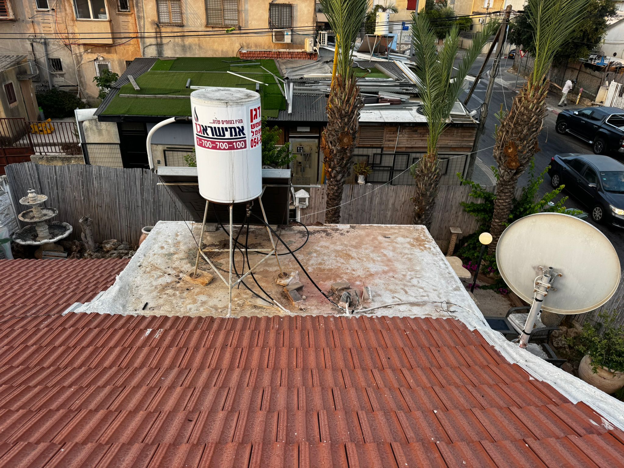 גג ישן סביב דוד שמש לפני איטום בחולון – רחוב יפו 25