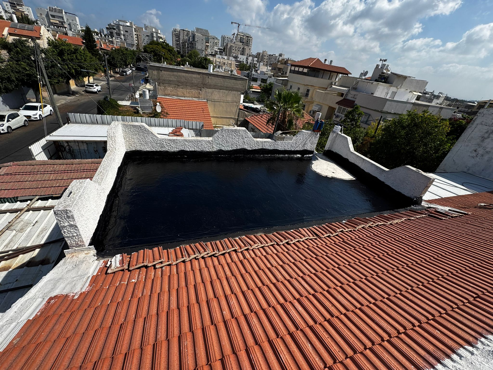 גג מצופה שכבת איטום ביטומני שחורה בחולון – רחוב יפו 25