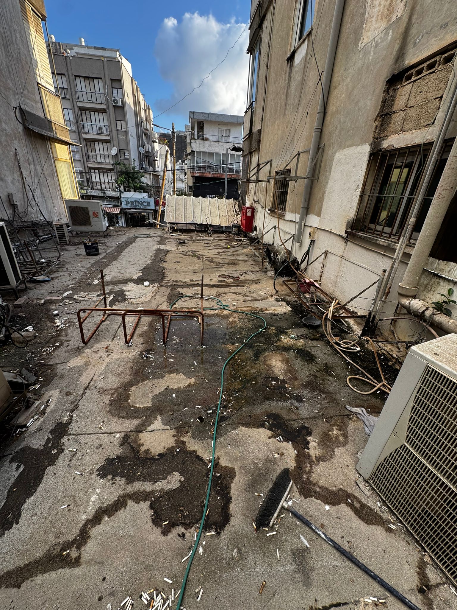 מומחה לאיטום גגות בחולון – מצב הגג הישן לפני עבודות האיטום ברחוב סוקולוב