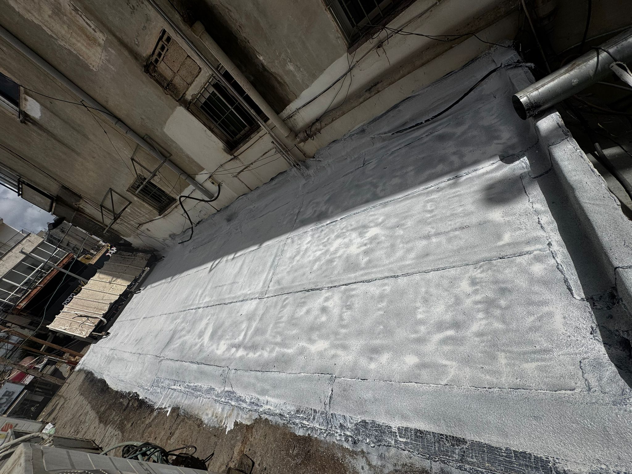 מומחה לאיטום גגות בחולון – שכבת אקריל פז על יריעות ביטומניות ברחוב סוקולוב