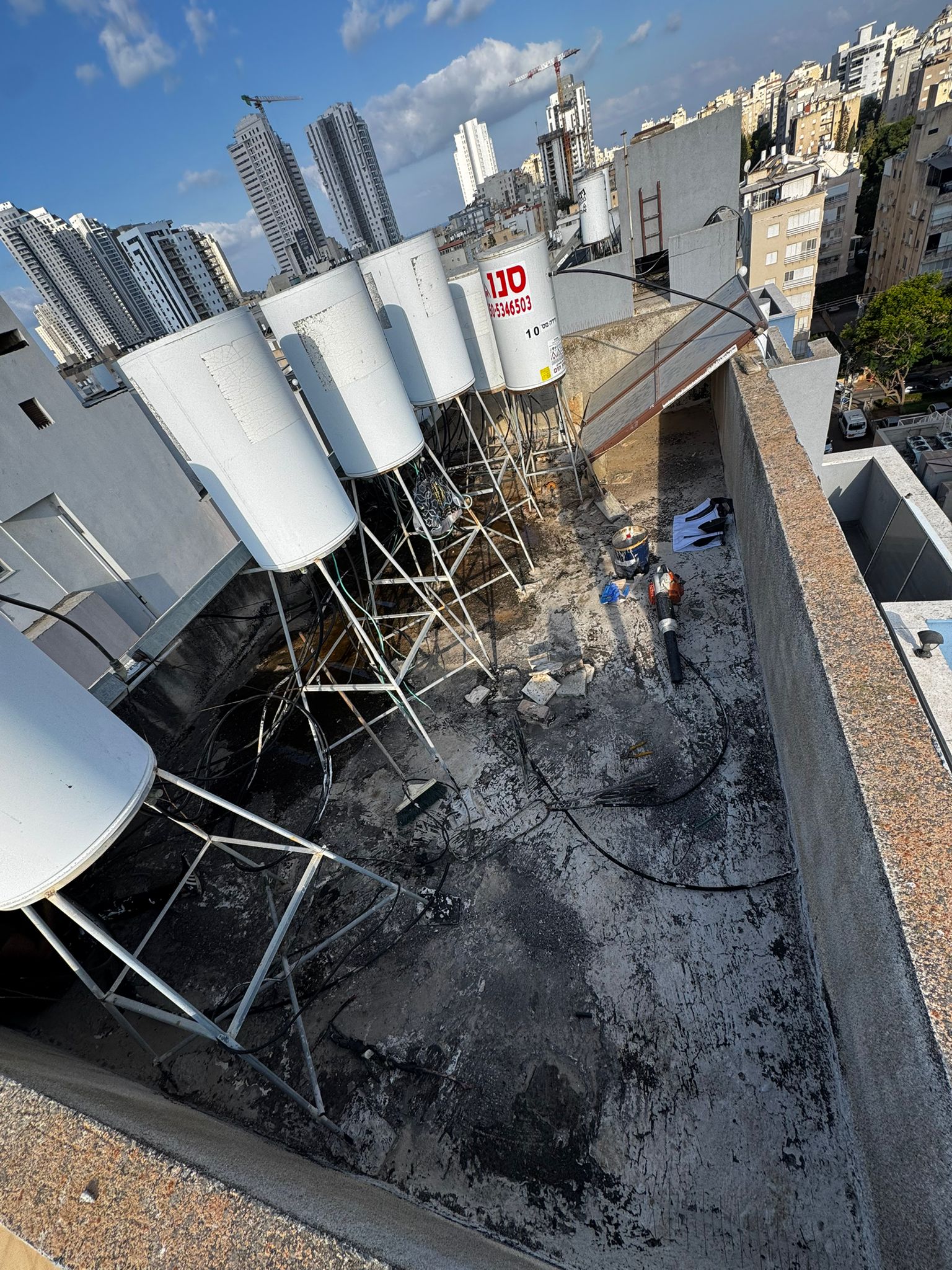 איטום גגות נתניה – קילוף שכבות ישנות