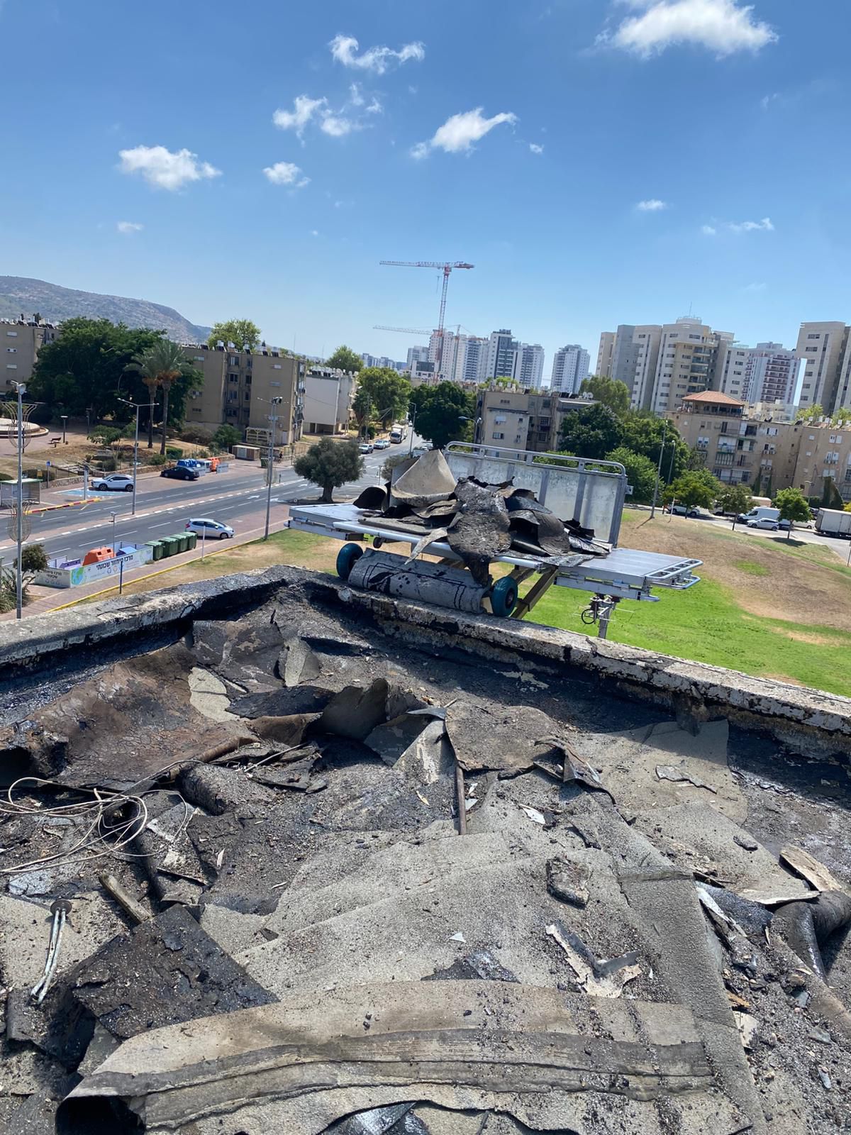 איטום גגות בטירת הכרמל – פינוי יריעות ישנות ובלויות מהגג