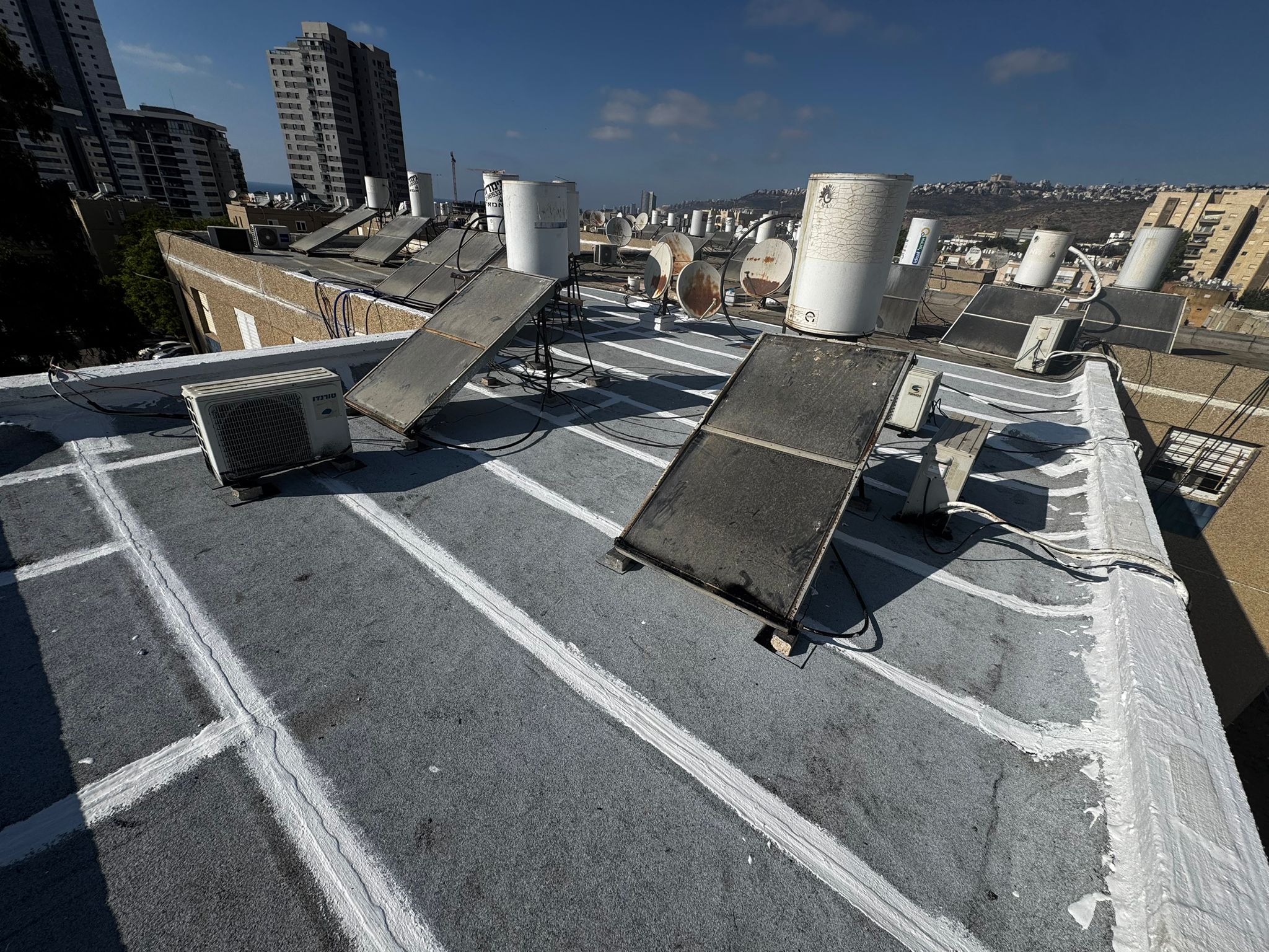 איטום גגות בטירת הכרמל – גג אטום עם יריעות ביטומניות ופסי אקריל בחיבורים