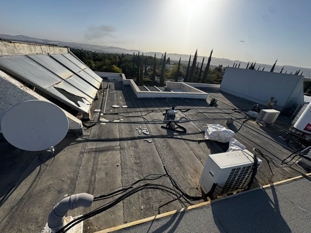 איטום גגות במודיעין לפני תחילת העבודה – יריעות ביטומניות קיימות במצב טוב לפני חידוש הציפוי באקרילפז.