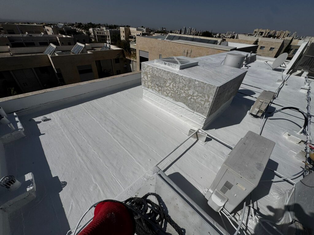 איטום גגות במודיעין לאחר יישום שתי שכבות אקרילפז, גג אטום בלבן עם גימור מושלם.