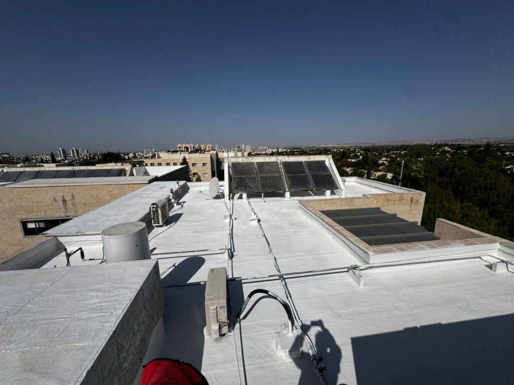 איטום גגות במודיעין לאחר סיום שתי שכבות אקרילפז – גג לבן אטום, מוכן לחורף.