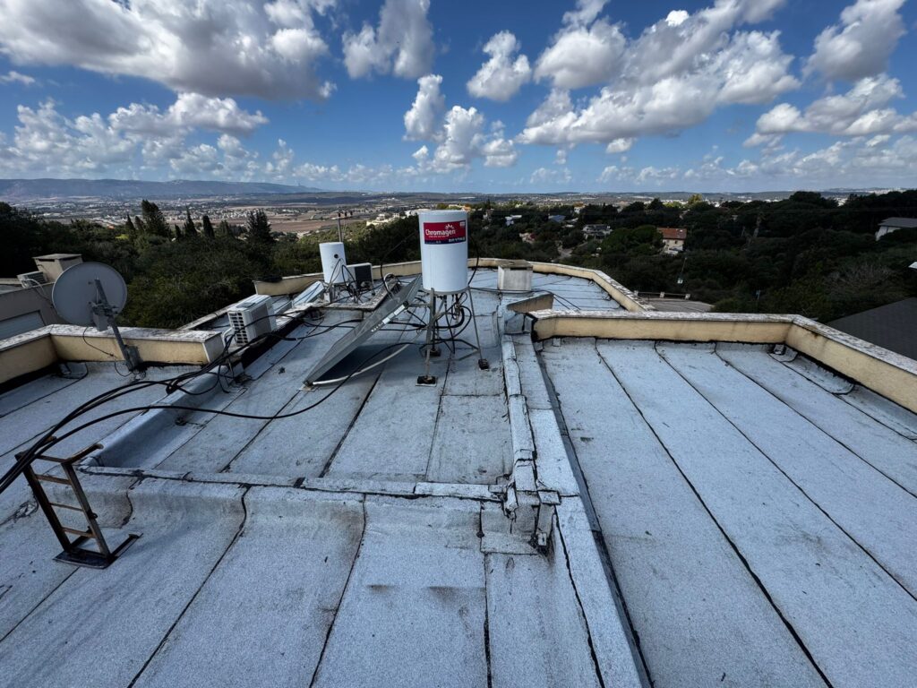 איטום גגות בתמרת עם יריעות ביטומניות חדשות סביב דודי שמש ומערכות חשמל