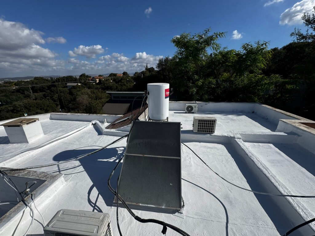 איטום גגות בתמרת – גג לאחר יישום שתי שכבות אקריל פז על גבי היריעות הביטומניות