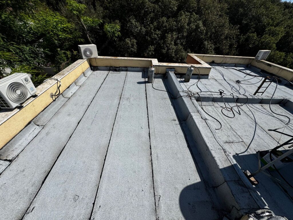 איטום גגות בתמרת לאחר התקנת יריעות ביטומניות חדשות ואחידות על כל שטח הגג