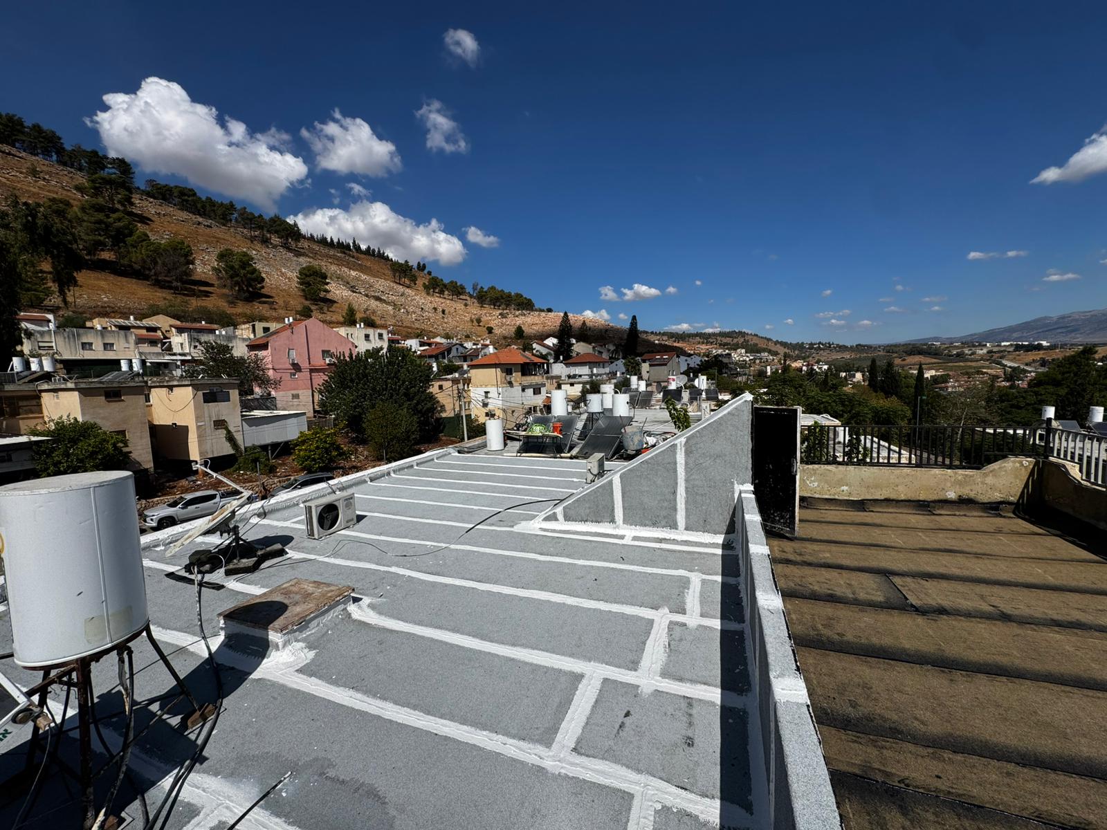 איטום גג ביריעות ביטומניות בקריית שמונה – גג גמור, מרפסת מוכנה לריצוף וחומת הפרדה בין החלקים