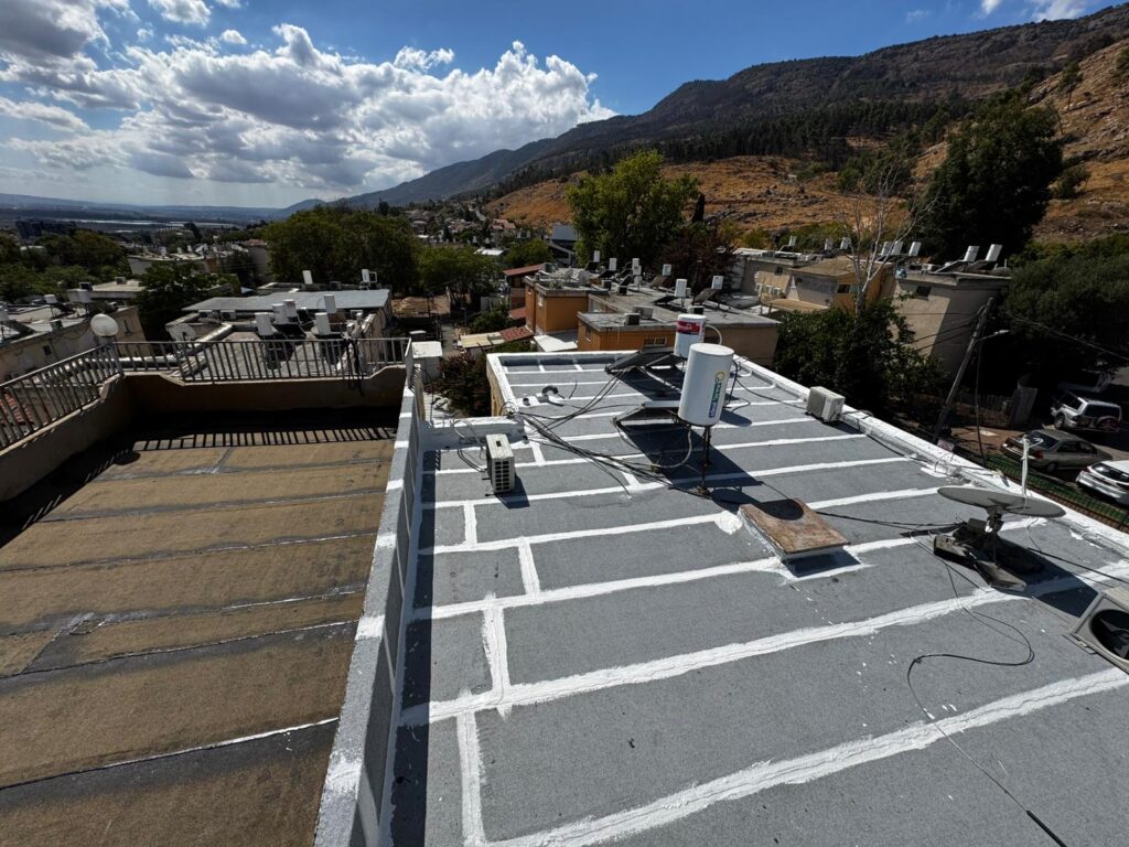 איטום גגות בקריית שמונה – גג גמור עם אקריפז בחיבורים ומרפסת סמוכה לפני ריצוף