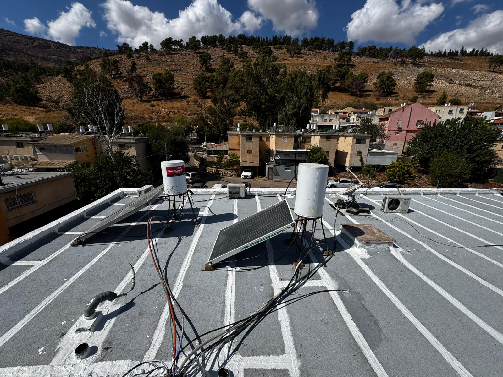 איטום גג ביריעות ביטומניות בקריית שמונה – איטום סביב דודי שמש וקולטי שמש