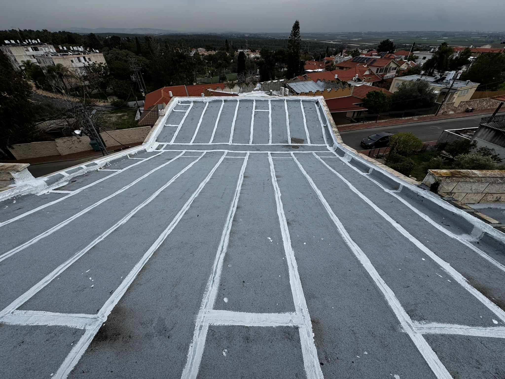 איטום מלא של הפאנלים בגג