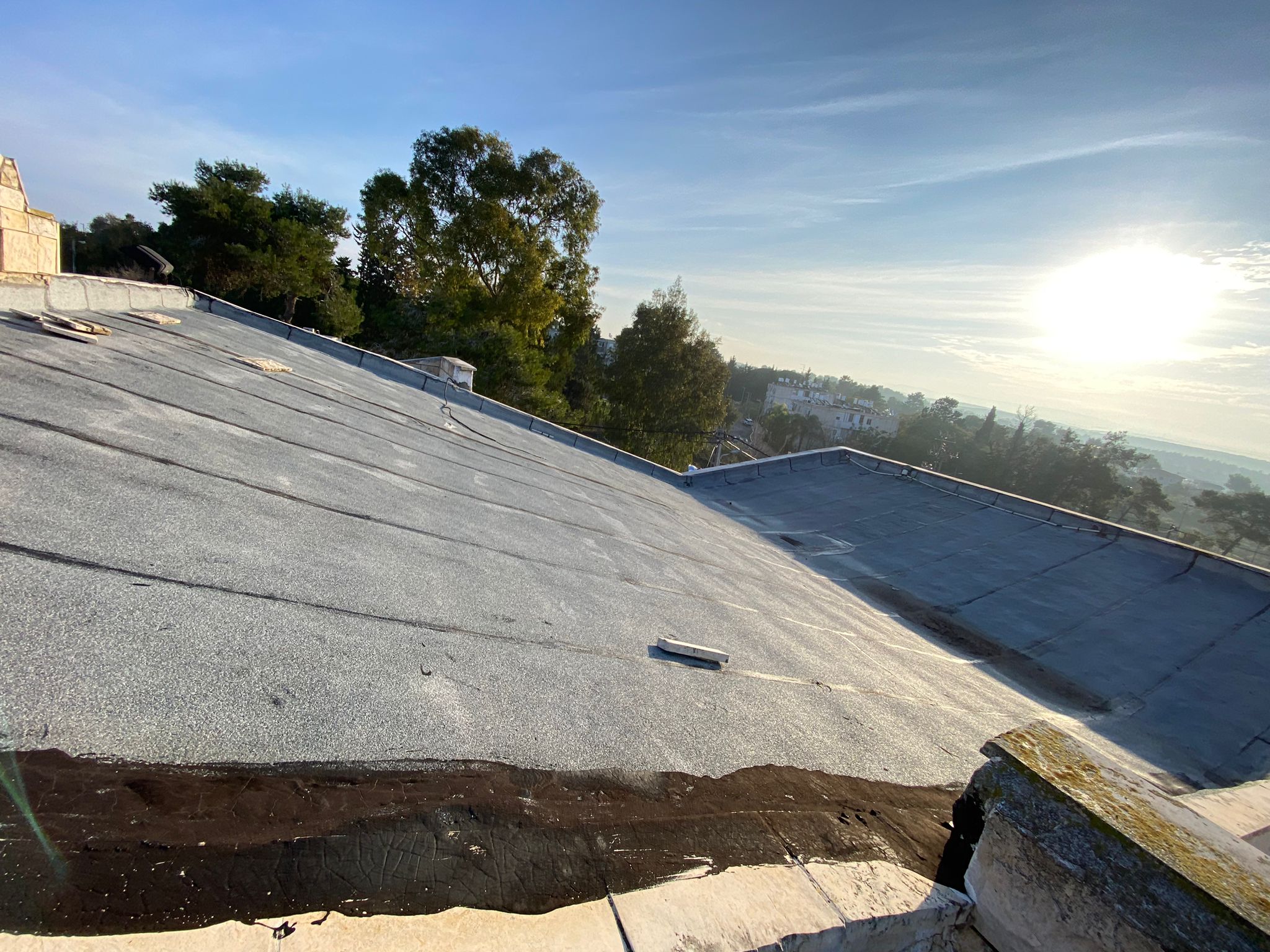 היריעות הביטומניות על הגג ביקנעם