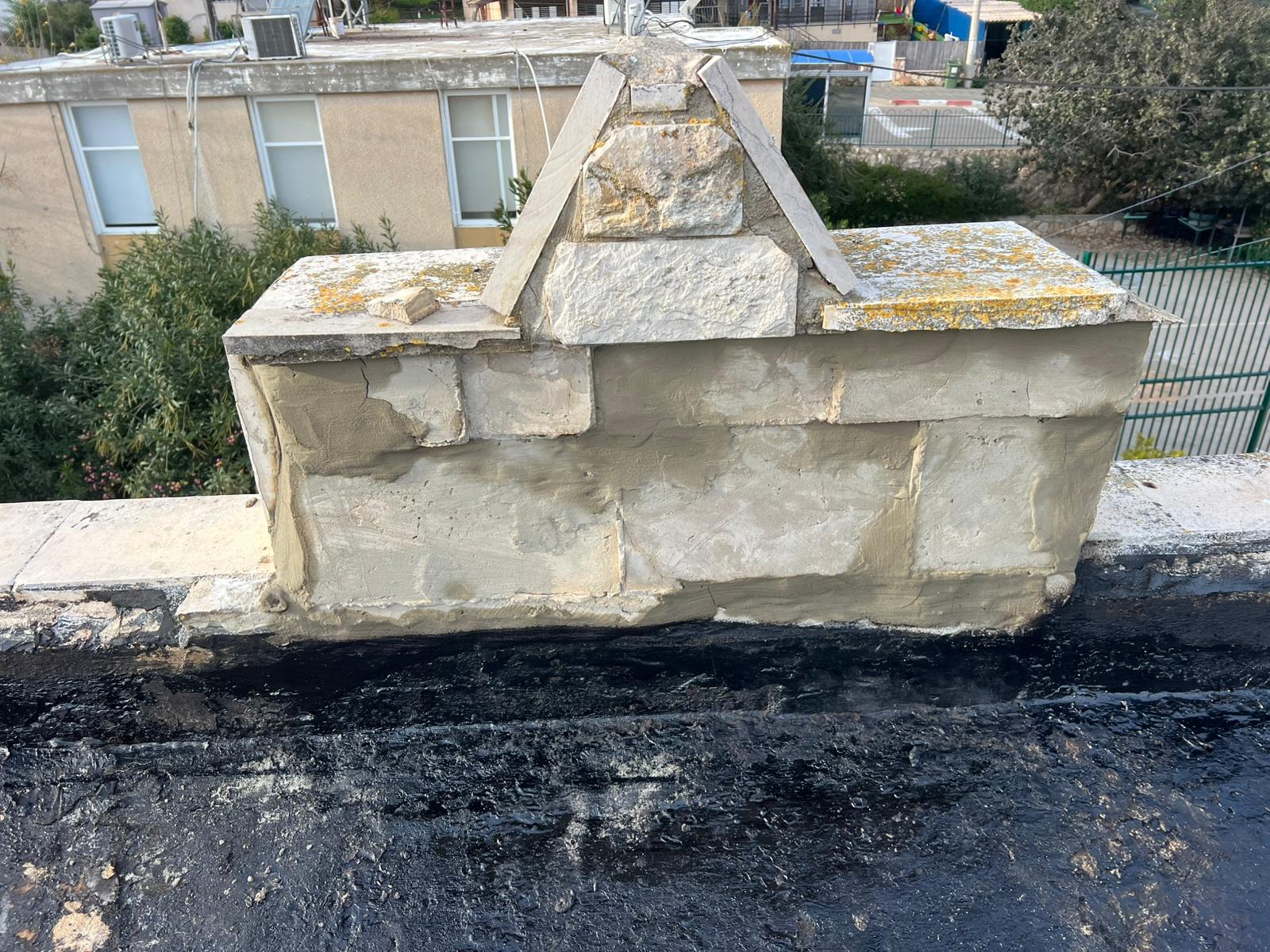 קיר אבן לפני איטום