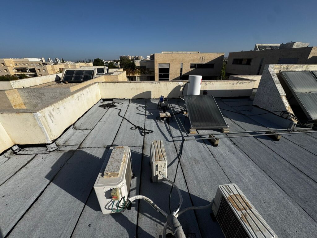 ריתוך וחיבור יריעות ביטומניות בין משטח הגג לקירות במסגרת איטום גגות במודיעין