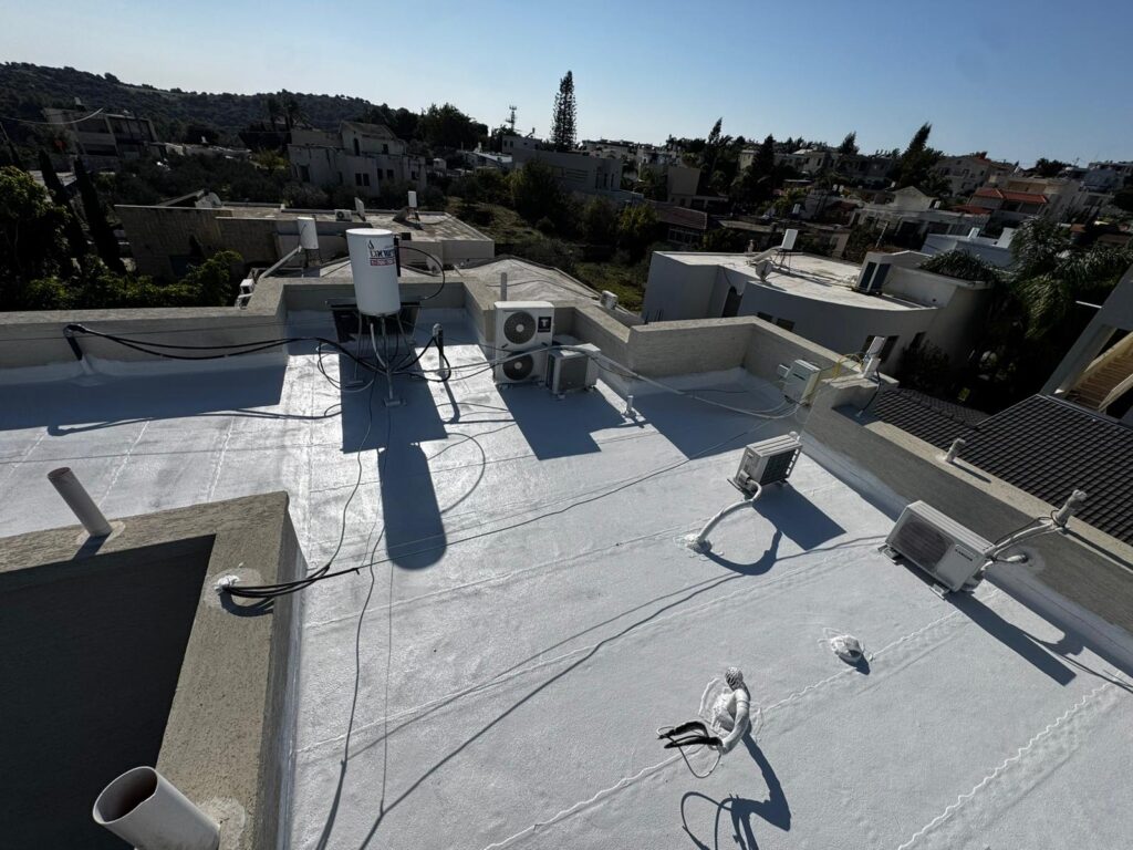 איטום גג בדאליית אל כרמל עם שכבת אקריל־פז משוריין על כל המשטח