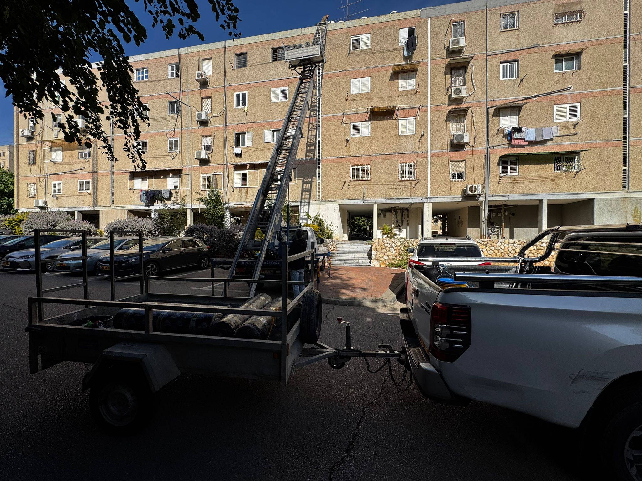 היערכות לוגיסטית והעלאת ציוד לגג