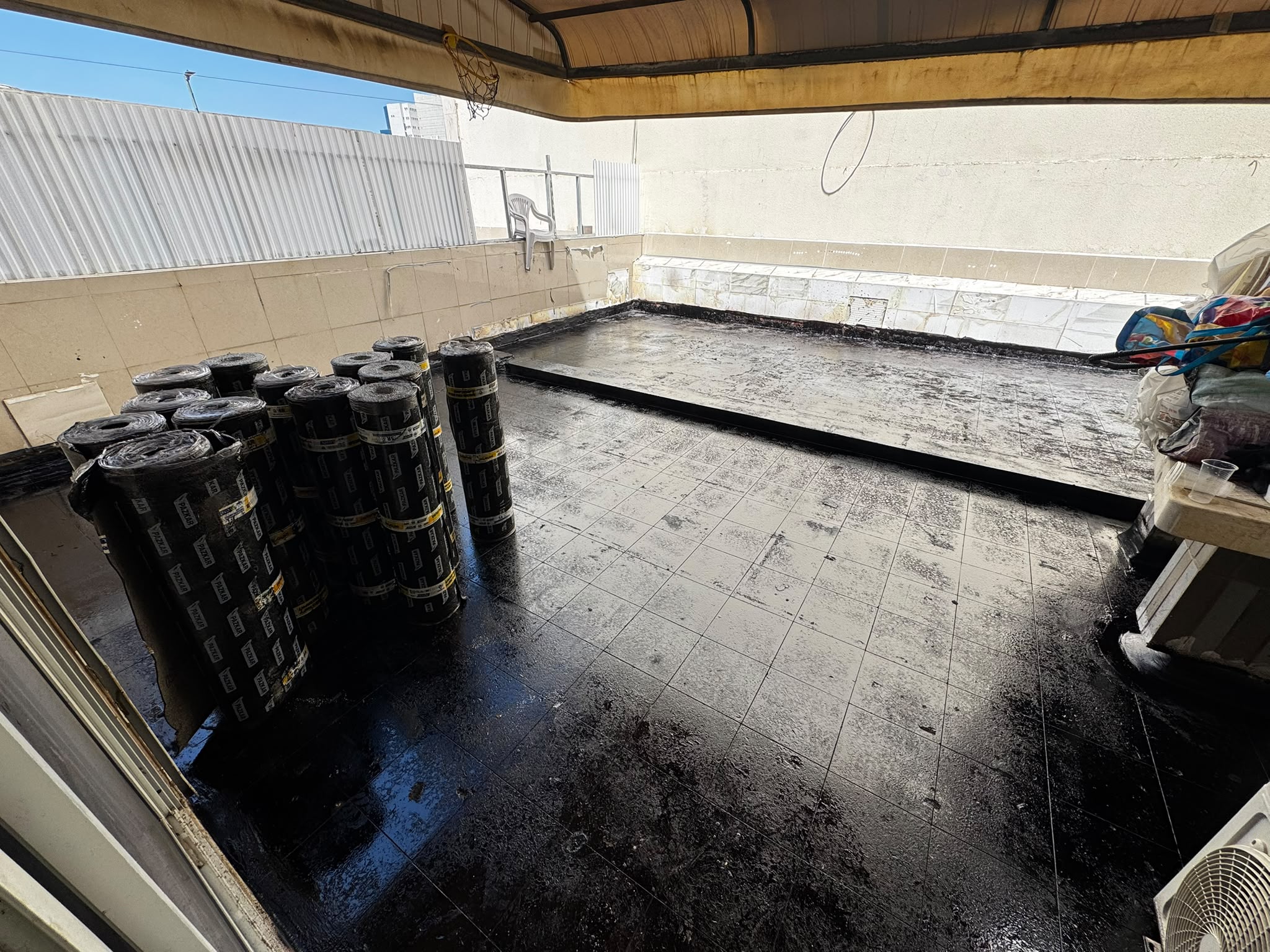 איטום מרפסת בנתניה: פרויקט אלון צבי 7 משטח מרפסת מצופה פריימר לפני הלחמת יריעות ביטומניות בנתניה