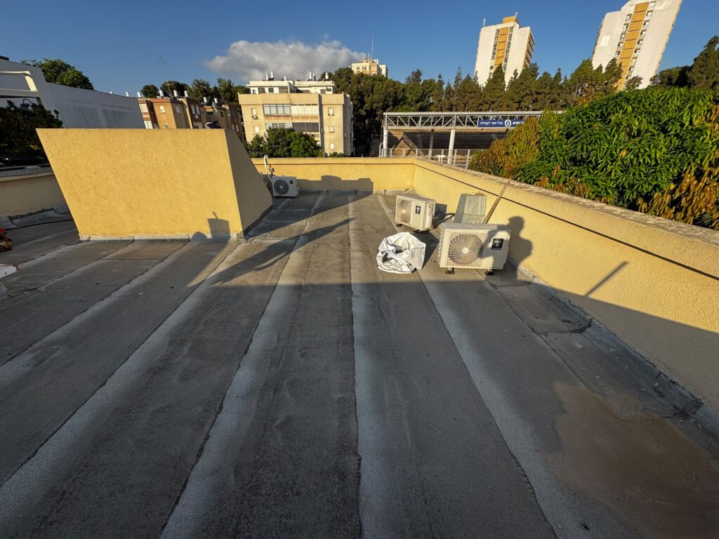 איטום גגות בגבעתיים לפני החלפת היריעות הביטומניות ברחוב המאור 2