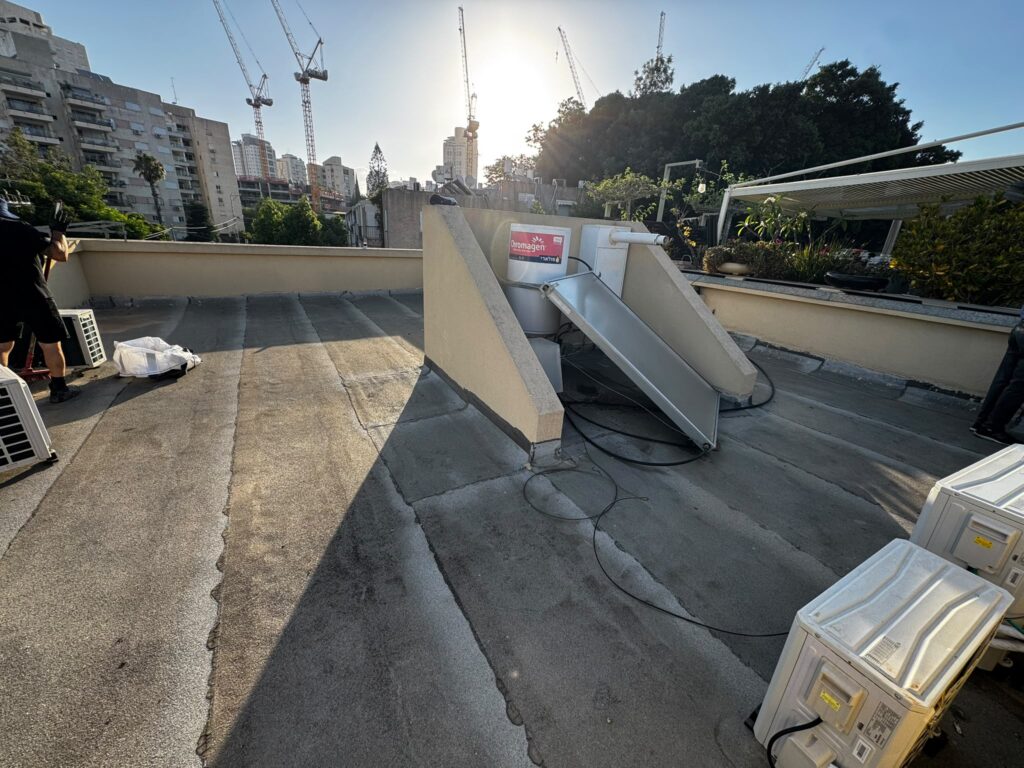 איטום גגות בגבעתיים: פרויקט יריעות ביטומניות ברחוב המאור 2 2 בדיקת יריעות ישנות ומרזבים לפני איטום גג בגבעתיים