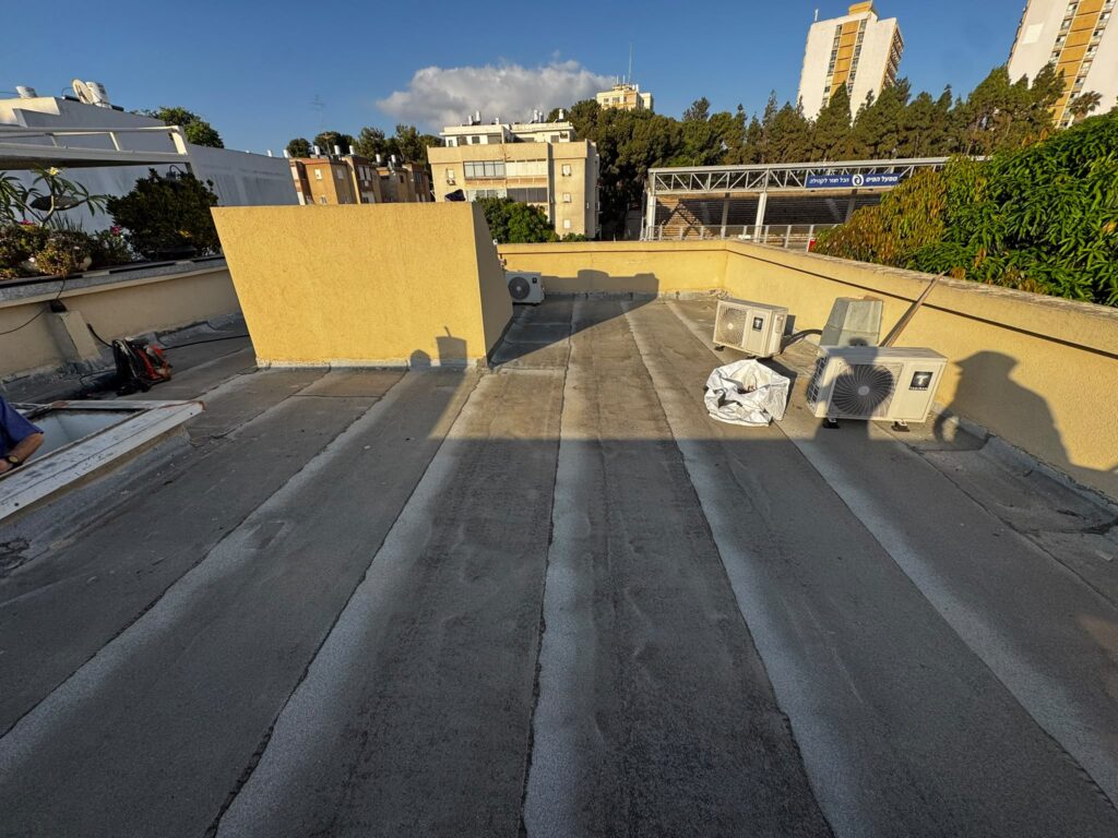 גג בגבעתיים עם יריעות ביטומניות ישנות לפני החלפה