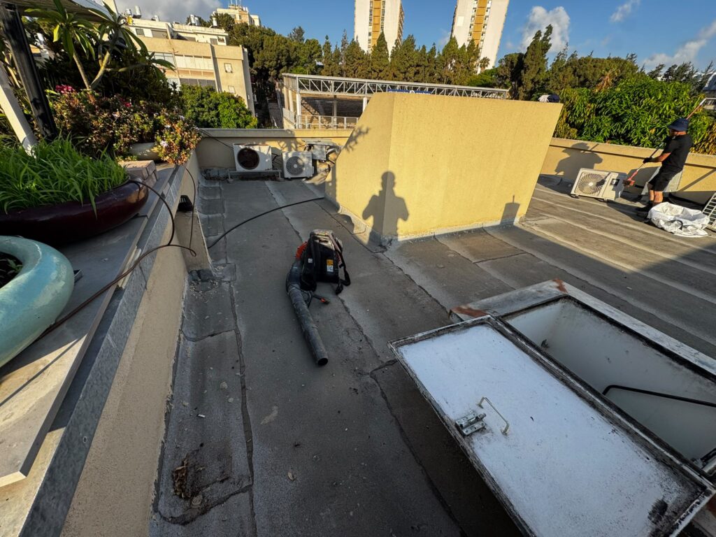הכנת תשתית לאיטום גג ביריעות ביטומניות בגבעתיים