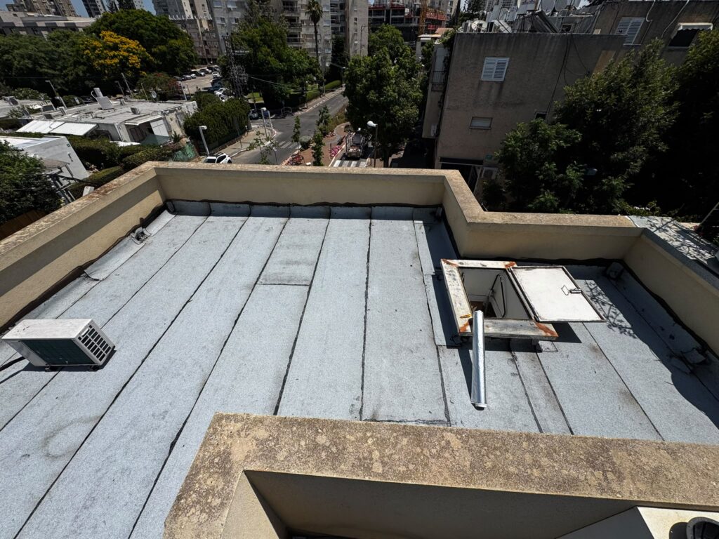 איטום גגות בפתח תקווה לפני ציפוי אקרילפז ברחוב מיכה 16