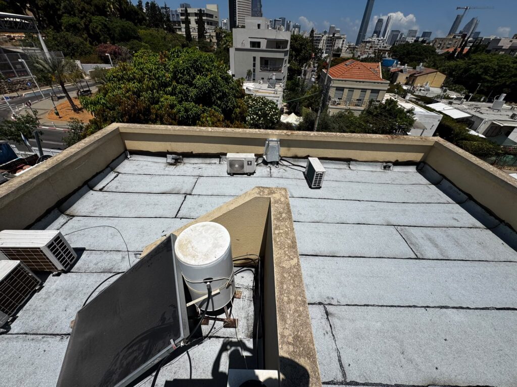 בדיקת גג עם יריעות קיימות לפני איטום אקרילי בפתח תקווה