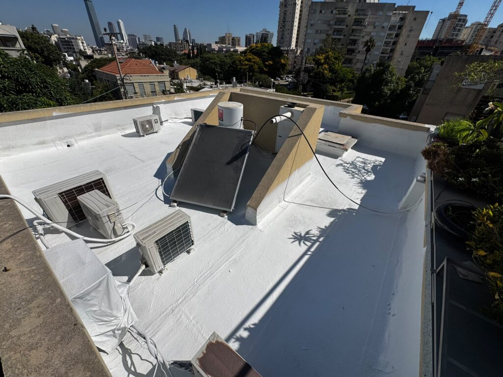 איטום גגות בפתח תקווה: חידוש באקרילפז ברחוב מיכה 16 8 איטום גג לבן באקרילפז משוריין בפתח תקווה