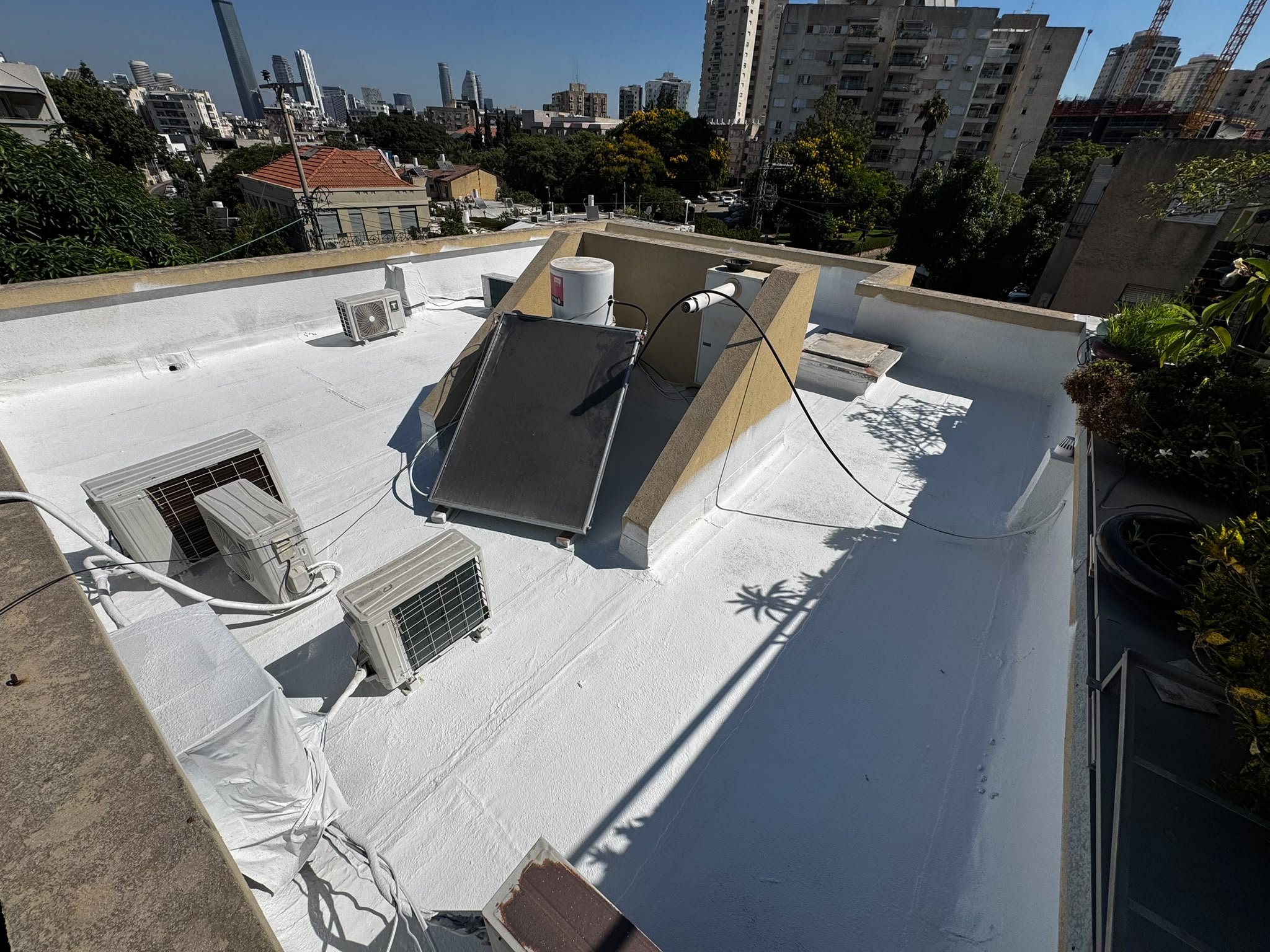 הלבנת גגות: המדריך המלא למחירים, אקרילפז ושלבי עבודה 3 גג