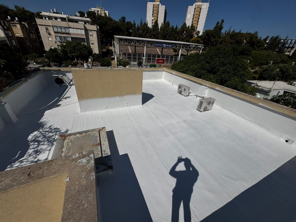 איטום גגות בפתח תקווה: חידוש באקרילפז ברחוב מיכה 16 9 חידוש יריעות קיימות באקרילפז לבן בפתח תקווה