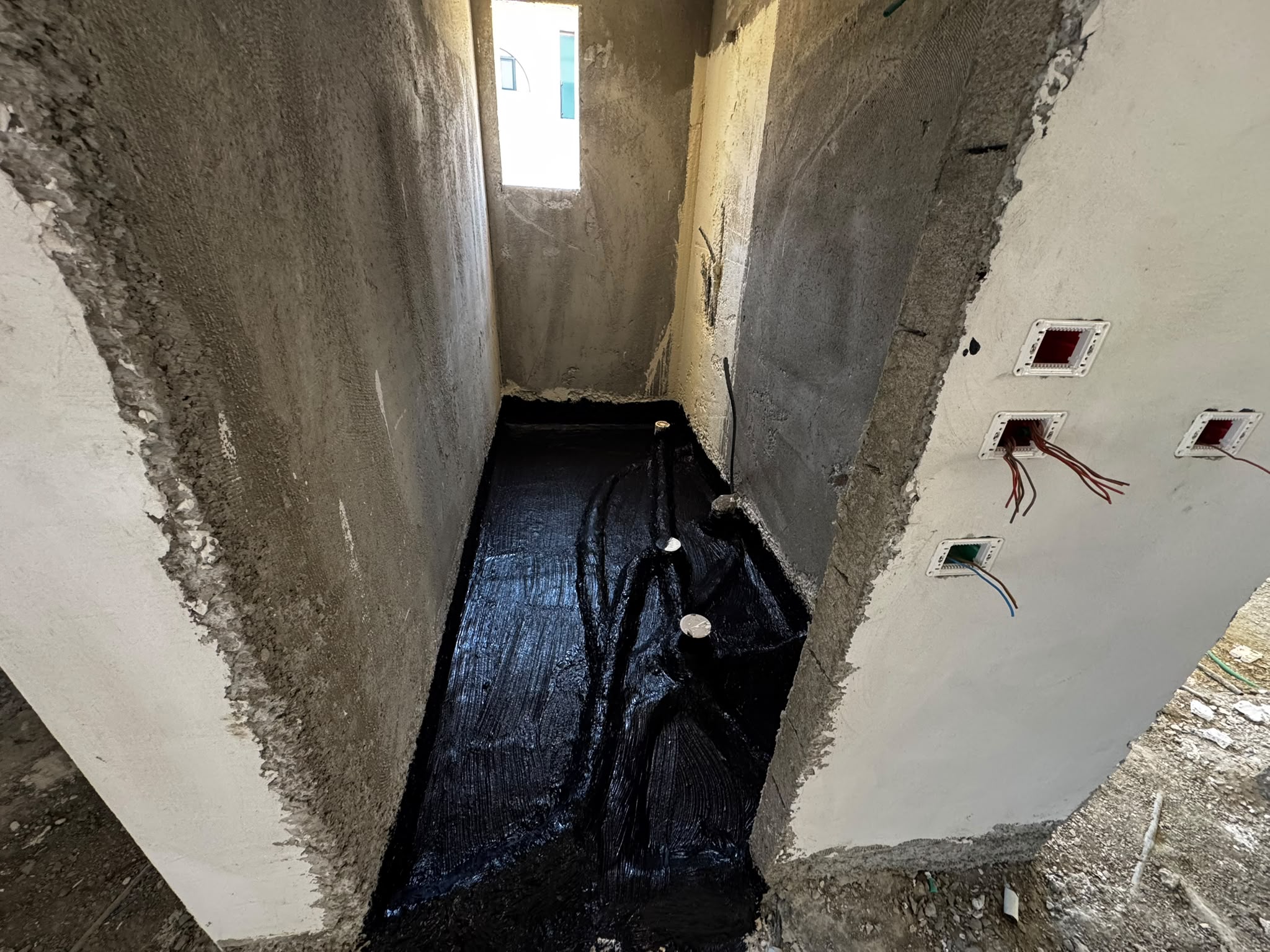 איטום מקלחת בדאליית אל כרמל: הכנה ואיטום לפני ריצוף 8 איטום רצפת מקלחת בחומר A12 לפני ריצוף