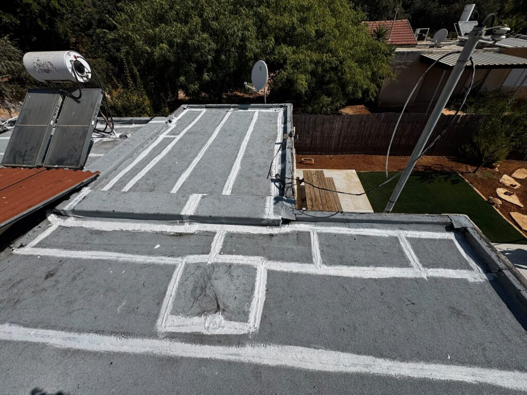 איטום גגות במעלה אפריים: יריעות ביטומניות חדשות עם איטום תפרים לבן על כל מפלסי הגג