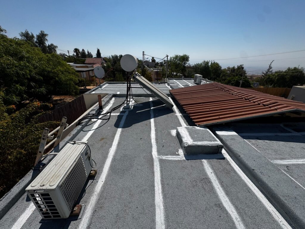 איטום גגות במעלה אפריים: קילוף האיטום הישן והנחת יריעות ביטומניות 4 הגג במעלה אפריים אחרי הנחת יריעות ביטומניות ואיטום סביב הארובה, המזגן ודוד השמש