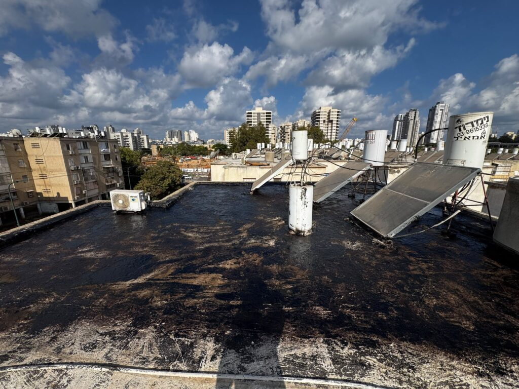 איטום גג בבניין משותף בנתניה: הרמת דודי שמש ואיטום מלא ברחוב הנביאים 5 2 שכבת ביטומן על גג הבניין המשותף בנתניה, הכנה להלחמת יריעות ביטומניות מתחת לדודי השמש