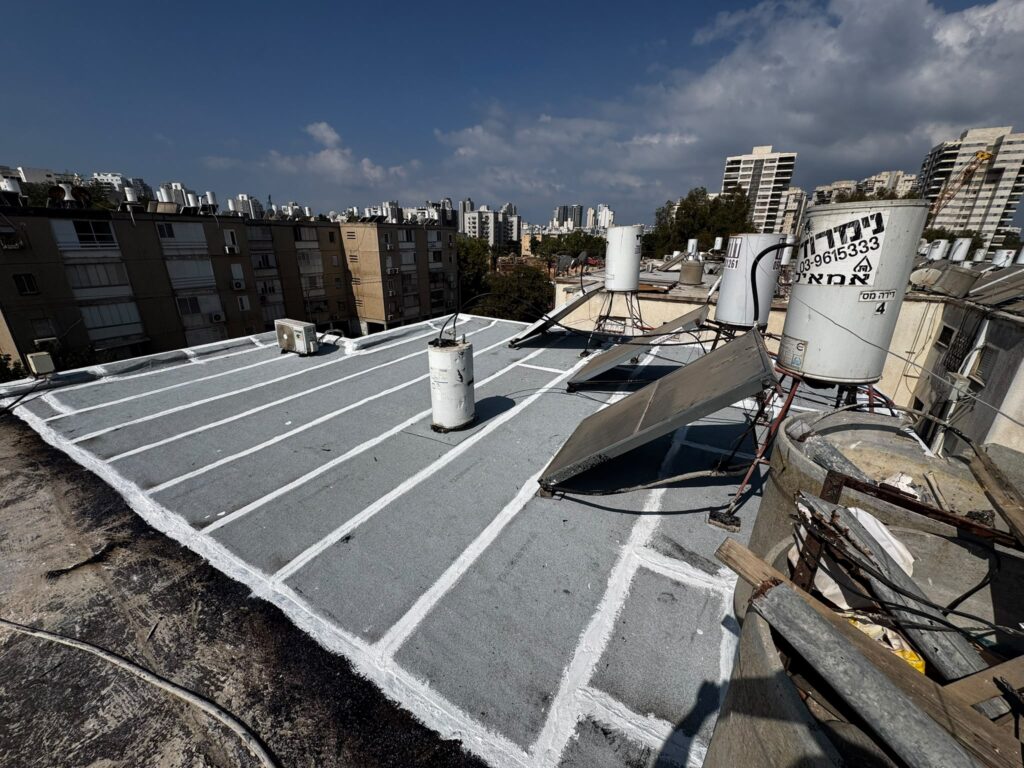 איטום גג בבניין משותף בנתניה: יריעות ביטומניות חדשות עם תפרים אטומים סביב דודי השמש