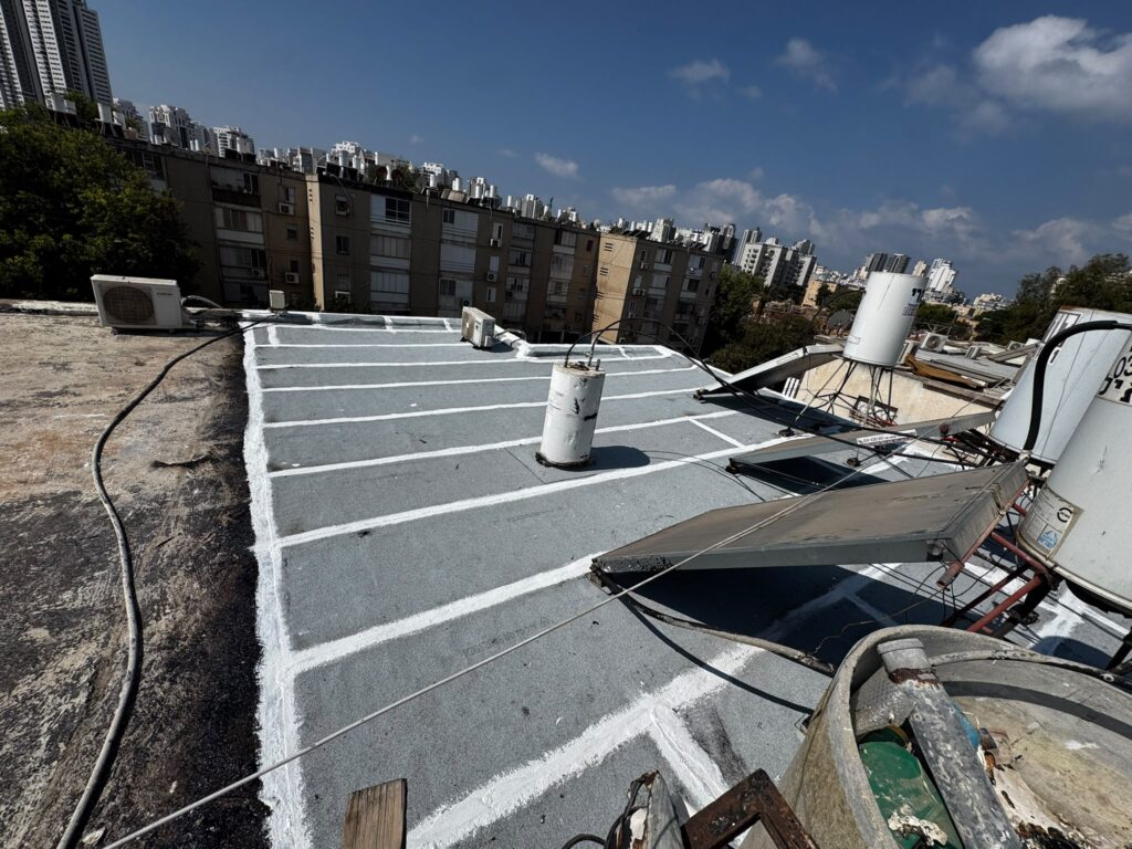 איטום גג בבניין משותף בנתניה: הרמת דודי שמש ואיטום מלא ברחוב הנביאים 5 4 הגג המשותף בנתניה אחרי איטום ביריעות ביטומניות, כולל איטום סביב בסיסי הקולטים והדודים