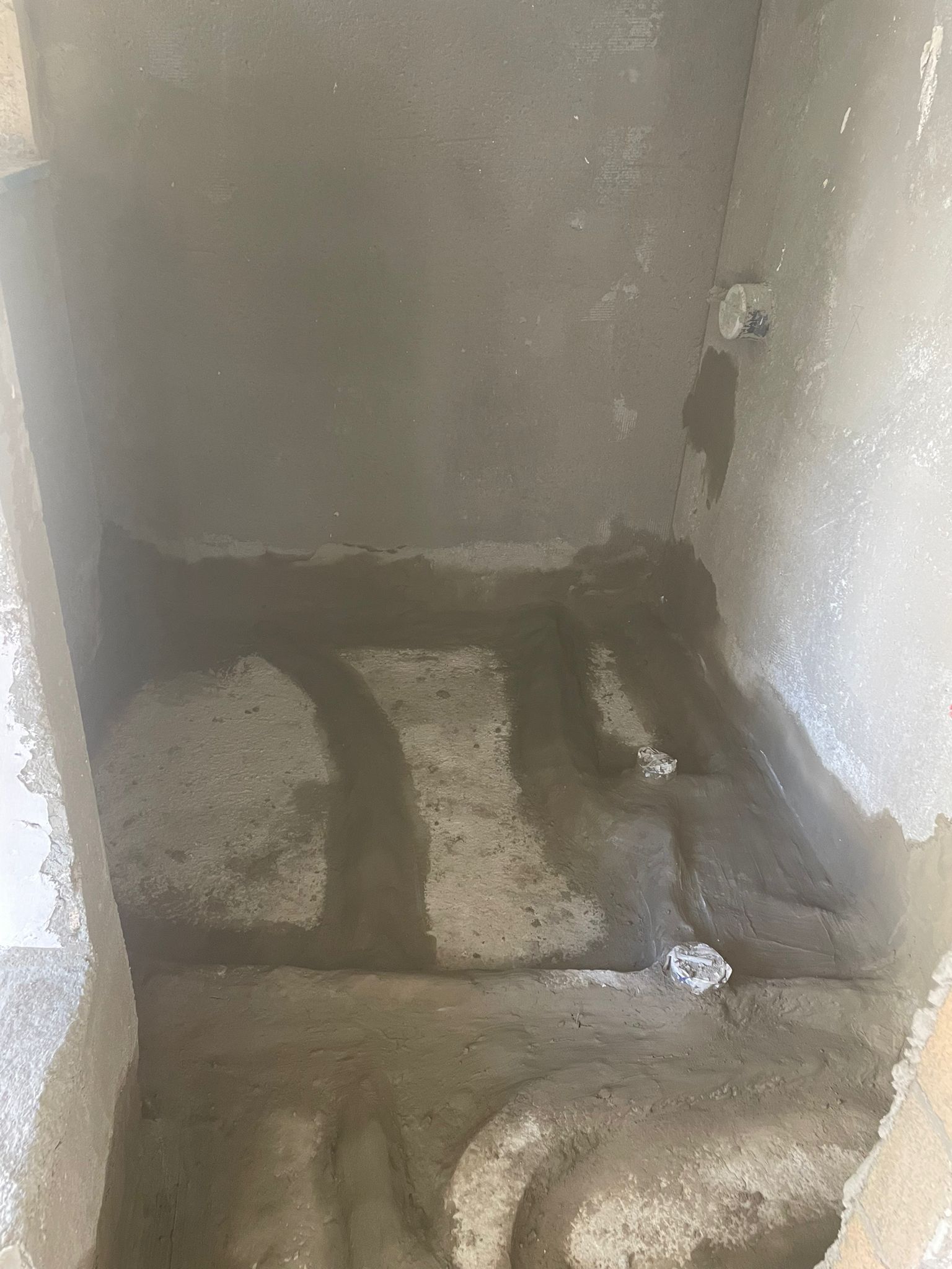 הכנת תשתית ורולקות בטון לפני איטום מקלחת בחיפה