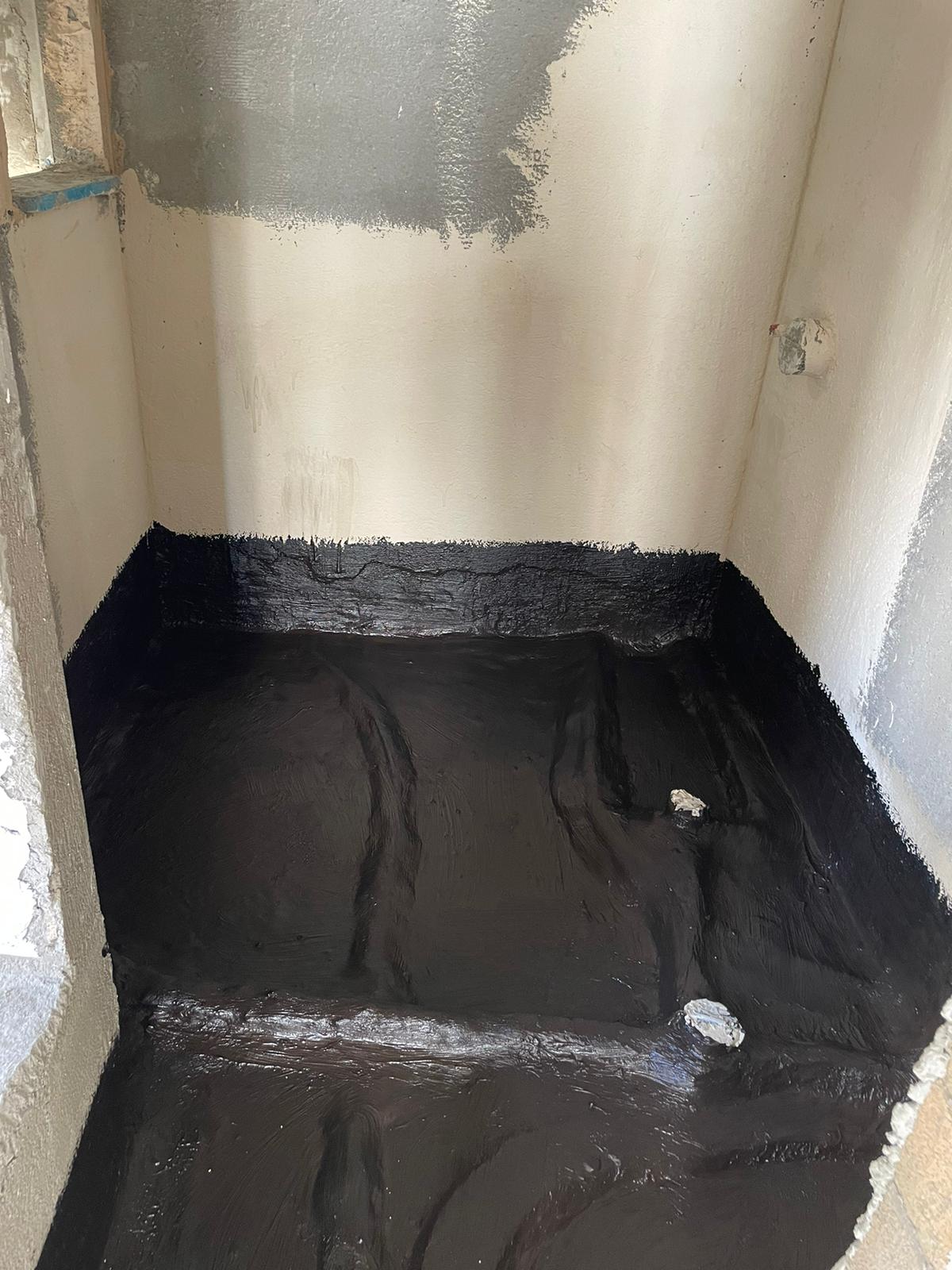 איטום מקלחת בחיפה: הכנה ואיטום לפני ריצוף 7 רצפת המקלחת אטומה בשכבת A12 לפני הריצוף