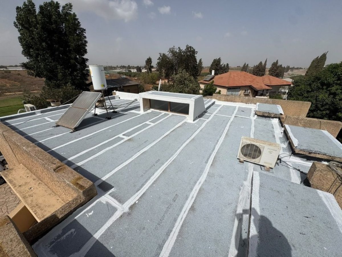 איטום גג בכפר יעבץ אחרי העבודה: יריעות ביטומניות עם תפרים מכוסים באקריל משוריין איטום גג בכפר יעבץ אחרי העבודה: יריעות ביטומניות עם תפרים מכוסים באקריל משוריין
